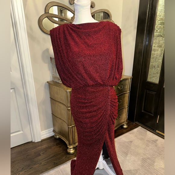 Red glistening evening gown (40) - Picture 3 of 13